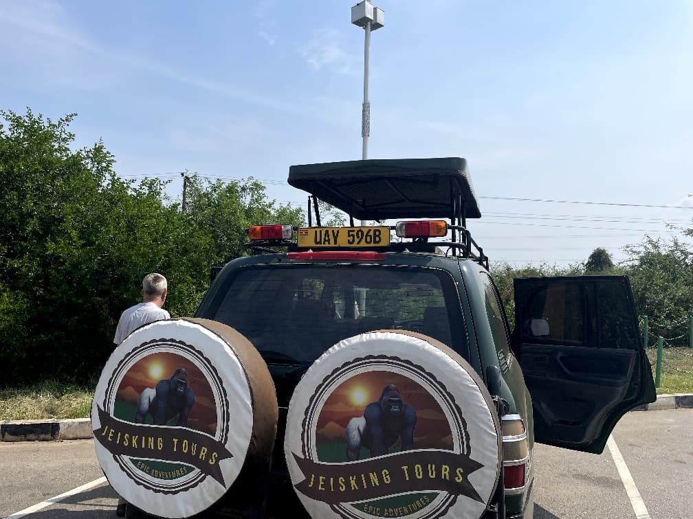Pop-Up Roof Land Cruiser Hire in Uganda, rood to bwindi 